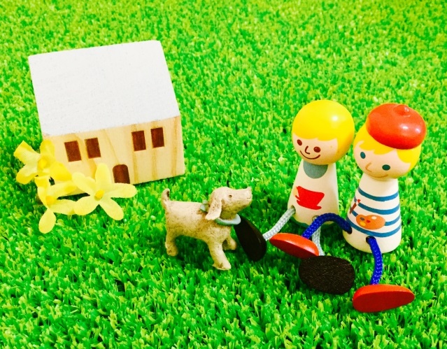 犬と遊ぶ家族